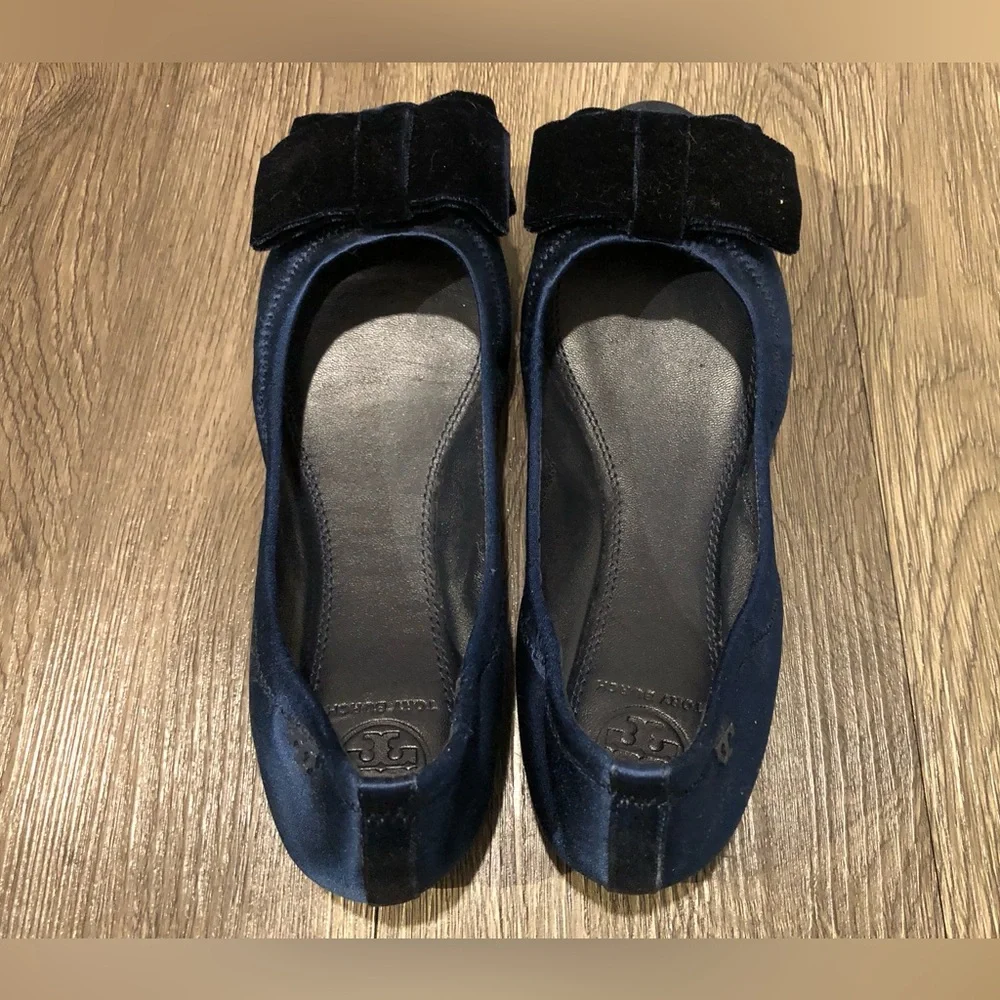 Tory Burch Navy and Black Bow Flats - Picture 3 of 4